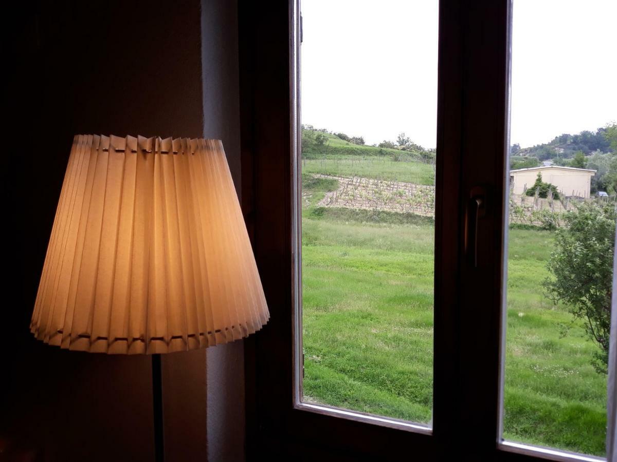 Agriturismo "Veritas" Bed & Wine Casaleggio Boiro ภายนอก รูปภาพ