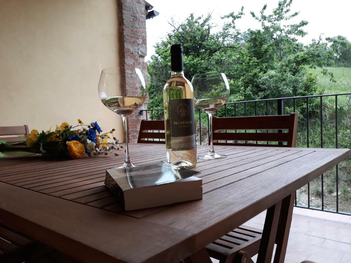 Agriturismo "Veritas" Bed & Wine Casaleggio Boiro ภายนอก รูปภาพ