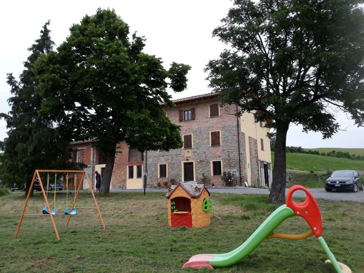 Agriturismo "Veritas" Bed & Wine Casaleggio Boiro ภายนอก รูปภาพ