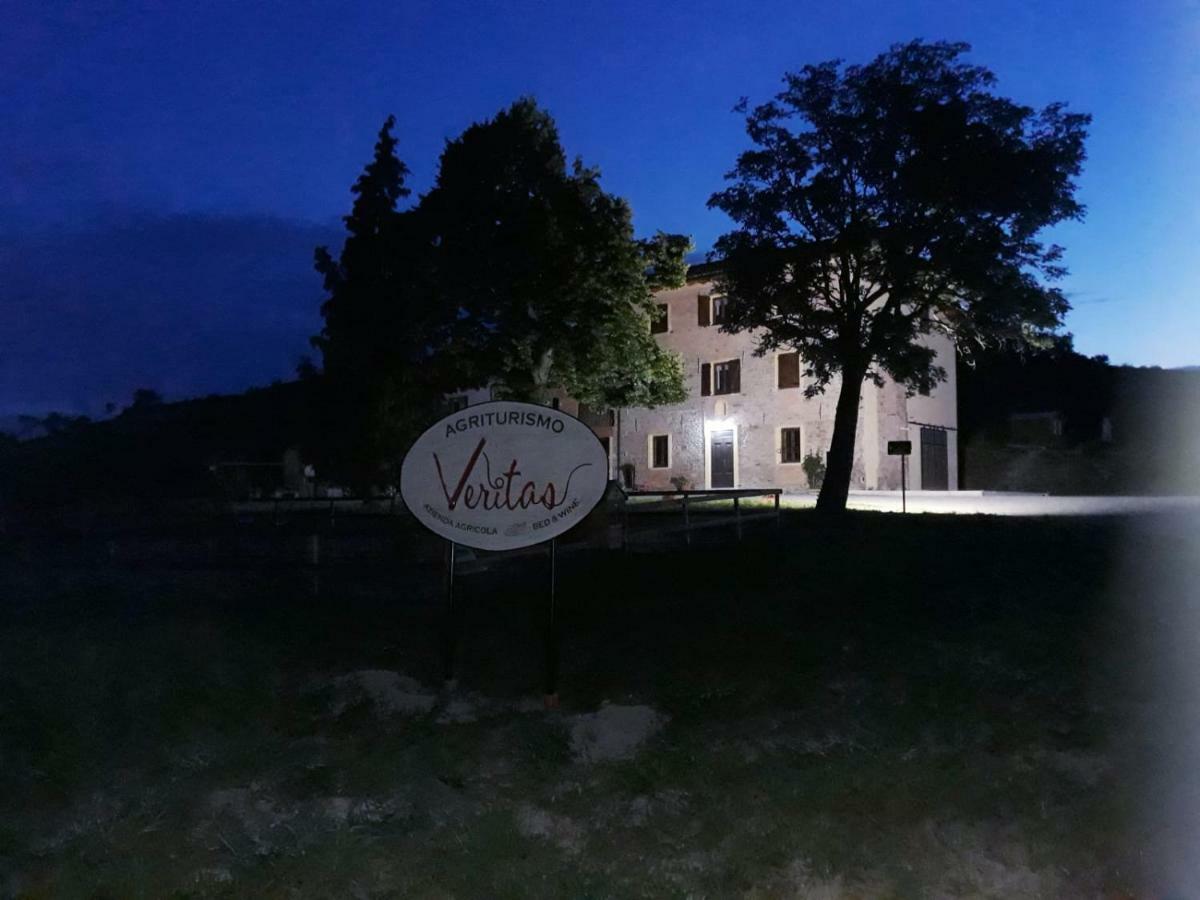 Agriturismo "Veritas" Bed & Wine Casaleggio Boiro ภายนอก รูปภาพ